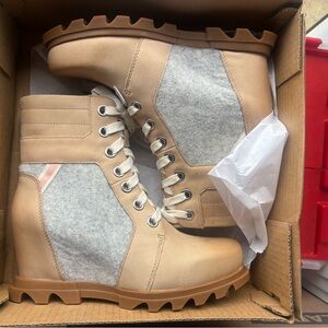 Joan of arctic Wedge III Lexie Beige ankle Boots Size 8